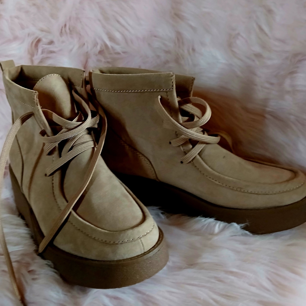 Old Navy Women's Lace Up Tan Boots (9)